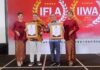 read news – Kesuksesan Mempercepat Pembangunan Daerah, Rudi Diganjar sebagai Best Future Leaders 2023 Dua penghargaan yang diraih oleh Walikota Batam HM Rudi dan Wagub Kepri Marlin Agustina yang diberikan Jumat (28/7/2023) (Foto : Abyaqsa Ramadan - batamtv.com)