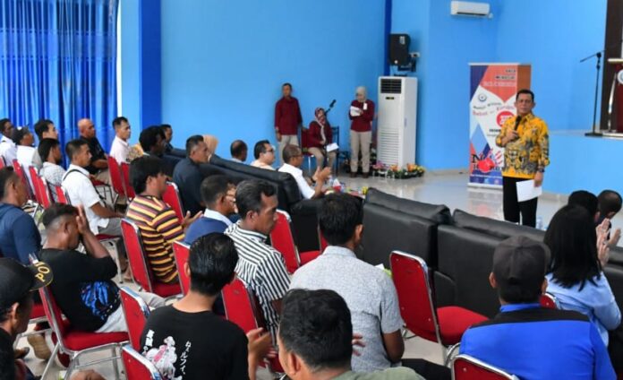 Nelayan di Batam mendapatkan bantuan alat tangkao ikan yang diserahkan langsung oleh Gubernur Kepri Ansar Ahmad  di Aula Balai  Perikanan  Budidaya Laut Setokok, Barelang, Kota Batam, Ahad (23/7). (Foto : muhammad amin - batamtv.com)