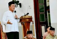 read news – Ansar Ahmad Rinci Progres Pembangunan di Kepri Gubernur Ansar Ahmad saat menyerahkan bantuan hibah kepada pengurus rumah ibadah tahun anggaran 2023, Senin (3/7) di Aula Wan Seri Beni Dompak Tanjungpinang. (Foto : dwi susilo - batamtv.com)