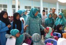 read news – Penganekaragaman Pangan dalam Pengembangan B2SA Goes to School di SDN 10 Tanjungpinang Ketua Tim Penggerak PKK Propinsi Kepri , Dewi Kumalasari Penganekaragaman Pangan berbasis melalui Pengembangan Dapur Beragam, Bergizi, Seimbang, dan Aman (B2SA) Goes To School digelar di SDN 10 Bukit Bestari, Tanjungpinang, Jumat (14/7). (Foto: abdi perdana - batamtv.com)