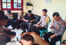 read news – Peningkatan Pembinaan Rohani dan Mental Anggota Polres Karimun Suasana personil Polres Bintan saat melaksanakan pembinaan rohani dan mental (Binrohtal) rutin pada Kamis (6/7/2023) setiap usai pelaksanaan apel pagi . (Foto : abdi perdana - batamtv.com)