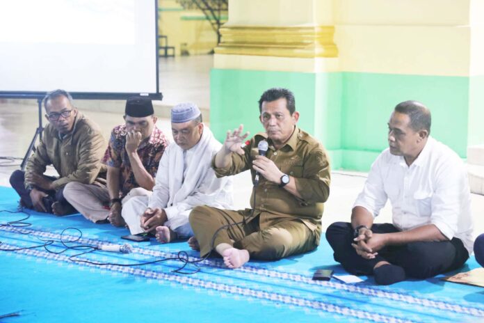 (Foto : dwi susilo - batamtv.com) Guybernur Kepri, Ansar Ahmad saat memimpin pertemuan yang membahas tentang Tahap II Revitalisasi Pembangunan Pulau Penyengat Tahun 2023. Pertemuan tersebut dilaksanakan di Halaman Masjid Penyengat, Tanjungpinang, pada Selasa (11/7). (Foto : dwi susilo - batamtv.com)