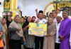 read news – Rp1,4 Miliar untuk Korban Bencana Puting Beliung Pulau Kasu Gubernur Kepri Ansar Ahmad (tengha, kemeja putih) menyerahkan bantuan sebesar Rp1,4 miliar untuk masyarakat yang menjadi korban bencana angin puting beliung di Pulau Kasu, Kota Batam, Jumat (7/7/2023) . (Foto : muhammad amin - batamtv.com)