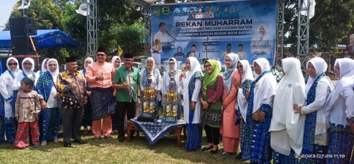 (Foto : muhammad amin - batamtv.com) Setdako Batam Jefridin bersama panitia dan anggota BKMT Kecamatan Sungai Beduk dalam Pekan Muharram. (Foto : muhammad amin - batamtv.com)