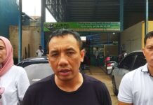 read news – Putri Ayu Jaya Tennis Club Menangi Kejuaraan Tenis Kapolresta Barelang Cup Kapolresta Barelang Kombes Pol Nugroho Tri Nuryanto (tengah) mengatakan, pertandingan Tenis Kapolresta Barelang Cup ini di ikuti oleh 15 tim yang ada di Provinsi Kepri yang tergabung dari berbagai instansi. (Foto : abyaqsa ramadan - batamtv.com)