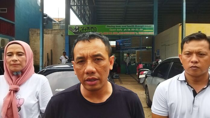 Kapolresta Barelang Kombes Pol Nugroho Tri Nuryanto (tengah) mengatakan, pertandingan Tenis Kapolresta Barelang Cup ini di ikuti oleh 15 tim yang ada di Provinsi Kepri yang tergabung dari berbagai instansi. (Foto : abyaqsa ramadan - batamtv.com)