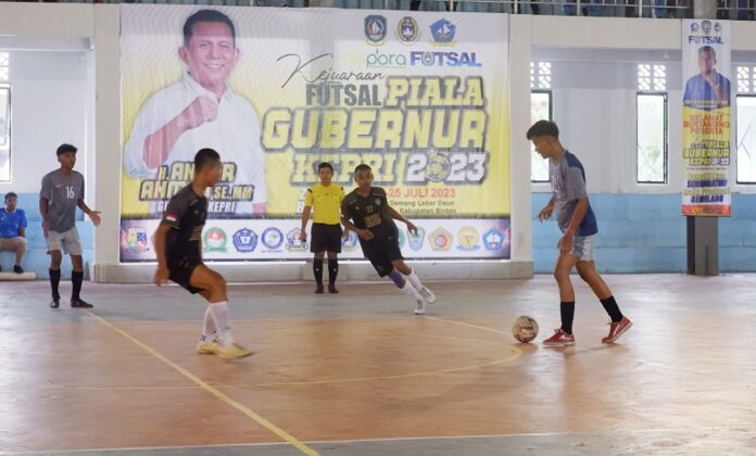 Laga pembuka dalam Kejuaraan futsal antar SMA/SMK sederajat Piala Gubernur Kepri tahun 2023 zona Bintan. Jumat (21/7/2023). (Foto : dwi susilo - batamtv.com)