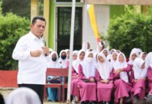 read news – Gubernur Ansar Beri Motivasi ke Siswa SMAN 1 Jemaja Gubernur Ansar juga memberikan motivasi kepada siswa SMAN 1 Jemaja, Kabupaten Anambas, Jumat (21/7). Gubernur Ansar meminta anak-anak Kepri, khususnya anak-anak Anambas mampu bersaing dengan dunia luar. (Foto : abdi perdana - batamtv.com)