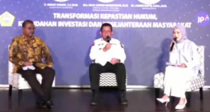 Gubernur Kepri Ansar Ahmad (tengah) dan Bupati Karimun Aunur Rafiq mengikuti Talkshow  tema “Transformasi Reforma Agraria: Sinergi Kebijakan Dalam Mewujudkan Kepastian Hukum, Kemudahan Investasi dan Kesejahteraan Masyarakat” di salah satu statsiun tv lokal, Jum'at (7/7). (Foto : dwi susilo - batamtv.com)