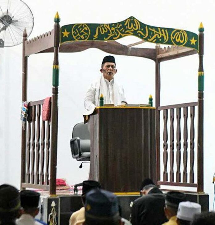 Gubernur Kepri Ansar  Ahmad saat menjadi khatib shalat Jum'at ketika berkunjung ke Pulau Karas di Masjid Jami Nurul Ulum, pada Jum'at (14/07). (Foto : abyaqsa ramadan - batamtv.com)