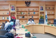 read news -Diskusikan Rekrutmen PPPK Guru 2022, Setdaprov Terima Audensi Forum Komunikasi PTK Non-ASN Pertemuan antara Setda Prov Adi Prihantara berlangsung di Ruang Rapat Sekda Lantai III, Kantor Gubernur Kepulauan Riau, Dompak, pada Jumát (14/07). (Foto : dwi susilo - batamtv.com)