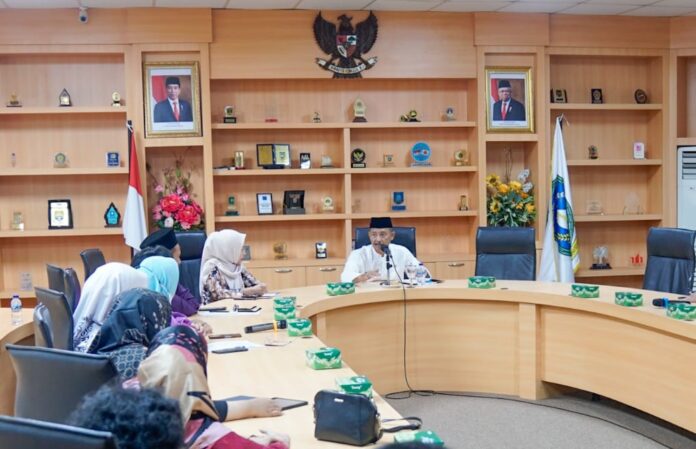 Pertemuan antara Setda Prov Adi Prihantara berlangsung di Ruang Rapat Sekda Lantai III, Kantor Gubernur Kepulauan Riau, Dompak, pada Jumát (14/07). (Foto : dwi susilo - batamtv.com)