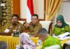 read news -Ini Terobosan Gubernur Ansar untuk Tingkatkan PAD Gubernur Ansar saat memimpin Rapat Koordinasi Bapenda Provinsi Kepri dan BP2RD Kabupaten Kota bersama Ikatan Pejabat Pembuat Akta Tanah (IPPAT) dan Ikatan Notaris Indonesia (INI) Kepri di Gedung Daerah, Tanjunpinang, Senin (03/07). (Foto : dwi susilo - batamtv.com)