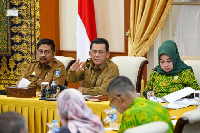 Gubernur Ansar saat memimpin Rapat Koordinasi Bapenda Provinsi Kepri dan BP2RD Kabupaten Kota bersama Ikatan Pejabat Pembuat Akta Tanah (IPPAT) dan Ikatan Notaris Indonesia (INI) Kepri di Gedung Daerah, Tanjunpinang, Senin (03/07). (Foto : dwi susilo - batamtv.com)