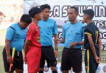 read news – Puncak Klasemen Sementara GSI 2023 Diambil Tanjungpinang Barat Dua Kapten kesebelasan Tanjungoinang Barat , Farel berhadapan dengan Kapten kesebelasan Bukit Bestari Ridho dalam persiapan pertanding an GSI 2023. (Foto : abdi perdana - batamtv.com)
