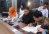reda news – Dua Calon Wabup Bintan Serahkan Syarat Administrasi kepada Panlih Ketua Pnitia Pemilihan Wakil Bupati Bintan sisa masa jabatan 2021-2024, Mirwan (kemeja hitam) menyaksikan langsung Ahdi Muqsith dan Dhenok Puspita Sari menandatangani berkas pendaftaran dan penyerahan syarat administrasi Cawabup Bintan, Rabu (12/7/2023) (Foto : abdi perdana - batamtv.com )