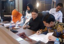 reda news – Dua Calon Wabup Bintan Serahkan Syarat Administrasi kepada Panlih Ketua Pnitia Pemilihan Wakil Bupati Bintan sisa masa jabatan 2021-2024, Mirwan (kemeja hitam) menyaksikan langsung Ahdi Muqsith dan Dhenok Puspita Sari menandatangani berkas pendaftaran dan penyerahan syarat administrasi Cawabup Bintan, Rabu (12/7/2023) (Foto : abdi perdana - batamtv.com )