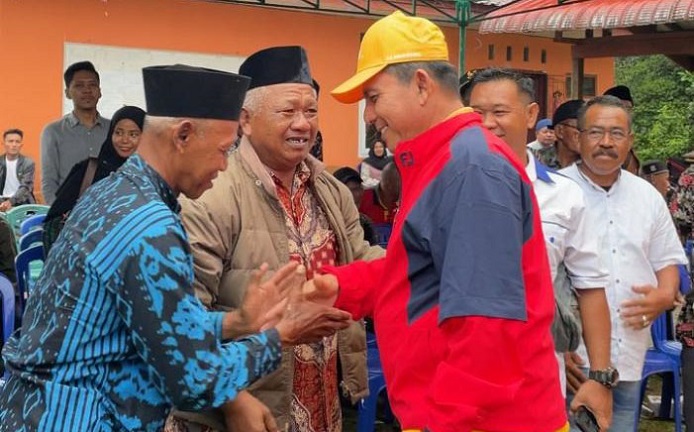 (Foto : abdi perdana -a batamtv.com) Gubernur Ansar Ahmad (topi kuninga0 saat bersilaturahmi dengan seluruh Kepala Desa Kecamatan Singkep Barat, di Kantor Desa Sungai Harapan, Kabupaten Lingga, Sabtu (1/7/2023). (Foto : abdi perdana -a batamtv.com)