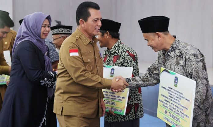 (Foto : abdi perdana - batamtv.com) Gubernur Kepri Ansar Ahmad saat menyerahkan bantuan dana hampir Rp10 miliar untuk rumah ibadah dan bantuan insentif guru pendidikan anak (PA) TK, PAUD, dan Raudatul Athfa tahun anggaran 2023 di Kabupaten Bintan, Senin (10/7). (Foto : abdi perdana - batamtv.com)