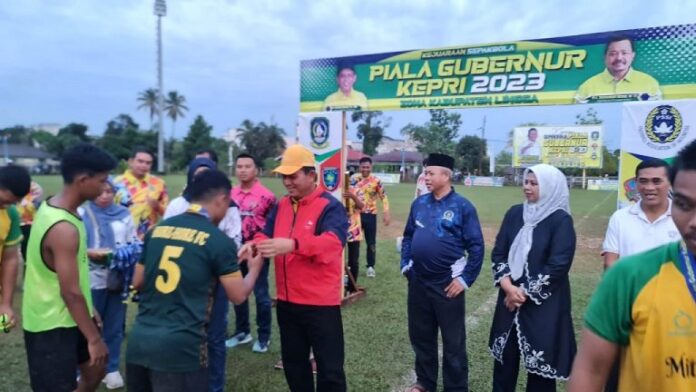Usai Final pertandingan futsal dan final kejuaraan sepak bola Piala Gubernur Kepri Zona Kabupaten Lingga,  di  Dabo, Singkep, Sabtu (1/7/2023) dilanjutkan dengan penyerahan piala oleh Ansar Ahmad (topi kuning). (Foto : abdi perdana- batamtv.com)  