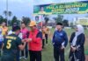 read news – Kejuaraan Sepak Bola dan Futsal Piala Gubernur Kepri Zona Lingga Ditutup Usai Final pertandingan futsal dan final kejuaraan sepak bola Piala Gubernur Kepri Zona Kabupaten Lingga, di Dabo, Singkep, Sabtu (1/7/2023) dilanjutkan dengan penyerahan piala oleh Ansar Ahmad (topi kuning). (Foto : abdi perdana- batamtv.com)