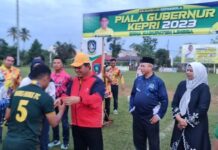 read news – Kejuaraan Sepak Bola dan Futsal Piala Gubernur Kepri Zona Lingga Ditutup Usai Final pertandingan futsal dan final kejuaraan sepak bola Piala Gubernur Kepri Zona Kabupaten Lingga, di Dabo, Singkep, Sabtu (1/7/2023) dilanjutkan dengan penyerahan piala oleh Ansar Ahmad (topi kuning). (Foto : abdi perdana- batamtv.com)