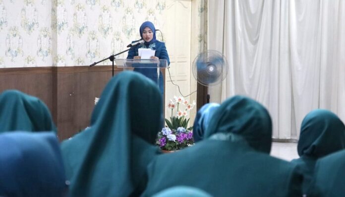 Ketua TP PKK Kabupaten Bintan Hafiza Rahmadhani melantik Ketua TPPKK Kecamatan Toapaya, Jumat (14 /7/2023) (Foto : abdi perdana - batamtv.com)