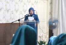 read news – Ketua TP PKK Kecamatan Toapaya Dilantik Resmi Ketua TP PKK Kabupaten Bintan Hafiza Rahmadhani melantik Ketua TPPKK Kecamatan Toapaya, Jumat (14 /7/2023) (Foto : abdi perdana - batamtv.com)