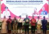 read news – Diskominfo Gelar Sosialisasi SP4N LAPOR Sosialisasi dan Diseminasi Sistem Pengelolaan Pengaduan Pelayanan Publik Nasional/Layanan Aspirasi dan Pengaduan Online Rakyat (SP4N LAPOR!) di Aula Wan Seri Beni, Kantor Gubernur, Dompak, dihadiri Kadiskominfo Hasan (kedua dari kanan) Jumat (14/7/2023). (Foto : dwi susilo - batamtv.com)