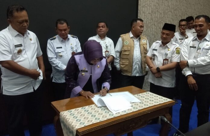 hj-rahma-wali-kota-tanjungpinang-menandatangani-penetapan-angka-kemiskinan-ekstrem-pada-saat-musyawarah-kota-d-diskominfo-tanjungpinang