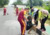 read news – Sinergitas TNI Polri dan Masyarakat di Karimun saat Gelar Goro Bersama Aparat Polres Karimun bersama TNI dan elemen masyarakat serentak melaksanakan bersih-bersih sampah di wilayah Karimun, Kamis (28/07/2023). (Foto : abdi perdana - batamtv.com)
