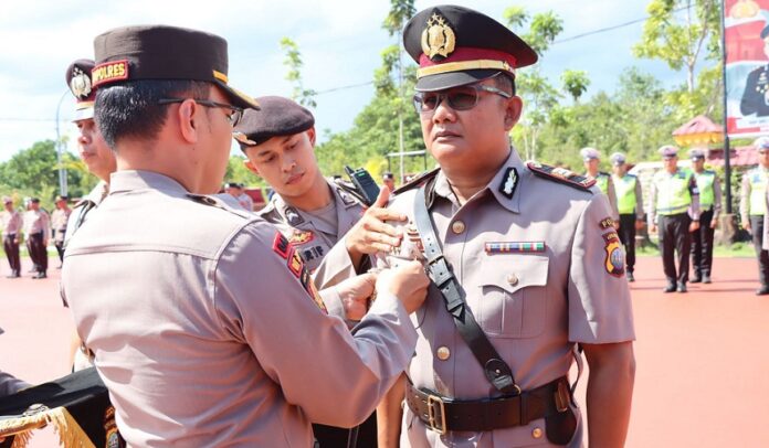 AKP Sugiono menduduki jabatan baru sebagai Kasipropam Polres Bintan dalam Upacara serah terima jabatan pejabat Polres Bintan digelar di lapangan apel Polres Bintan, Sabtu (8/7/2023).  (Foto : abdi perdana - batamtv.com)