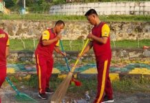 read news – Tempat Ibadah di Bintan Dibersihkan oleh Personel Polres Bintan Dua orang personil Polres Bintan tengah membersihkan halaman di salahj satu rumah ibadah di Bintan . (Foto : abdi perdana - batamtv.com)