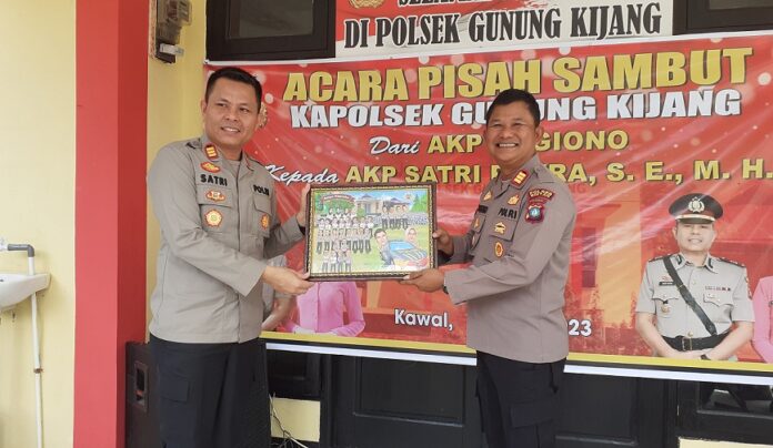 Kapolsek Gunung Kijang AKP Satri Putra (kiri)  resmi menggantikan  tugas sebagai Kapolsek Gunung Kijang yang sebelumnya dijabat  AKP Sugiono di Mapolsek Gunung Kijang, Senin (10/7/2023). (Foto : abdi perdana - batamtv.com)