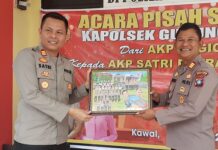 read news – Kapolsek Gunung Kijang Ajak Wasadai Potensi Karhutla Kapolsek Gunung Kijang AKP Satri Putra (kiri) resmi menggantikan tugas sebagai Kapolsek Gunung Kijang yang sebelumnya dijabat AKP Sugiono di Mapolsek Gunung Kijang, Senin (10/7/2023). (Foto : abdi perdana - batamtv.com)