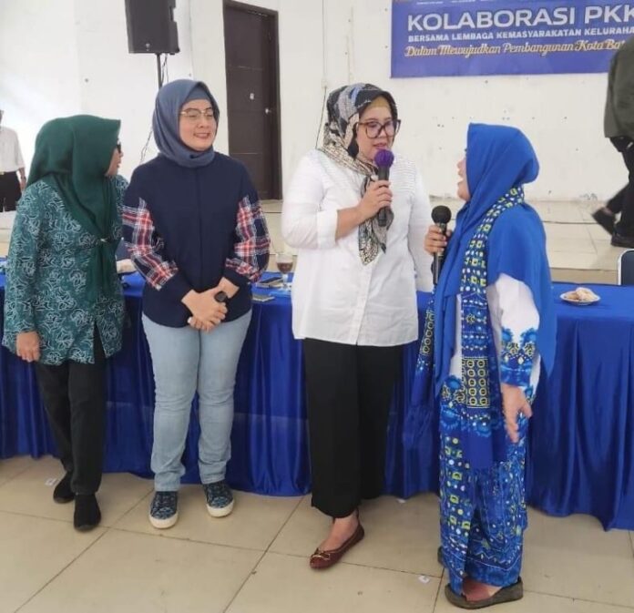 Wagub Kepri Marlin Agustina Rudi (tengah) saat hadir di acara Kolaborasi PKK Bersama Lembaga Kemasyarakatan Kelurahan dalam Mewujudkan Pembangunan Kota Batamdi Gedung Nasional Belakangpadang. Selasa (25/7/2023) pagi. (Foto : muhammad amin - batamtv.com)