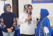 read news – Wagub Marlin Hadiri Kolaborasi PKK dan Lembaga Kemasyarakatan Kelurahan Wagub Kepri Marlin Agustina Rudi (tengah) saat hadir di acara Kolaborasi PKK Bersama Lembaga Kemasyarakatan Kelurahan dalam Mewujudkan Pembangunan Kota Batamdi Gedung Nasional Belakangpadang. Selasa (25/7/2023) pagi. (Foto : muhammad amin - batamtv.com)