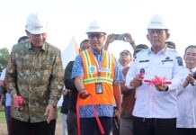 read news – Ekspor Perdana Ayam Hidup dari Bintan ke Singapura Dilepas Resmi Gubernur Kepri Ansar Ahmad (kanan baju putih) saat menhadiri ekspor ayam hidup yang dilakukan oleh PT. Ciomas Adisatwa ini asal Bintan ke Singapura, Jumat (7/7/2023). (Foto : abdi erdana - batamtv.com)