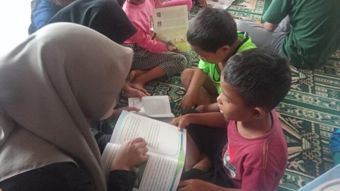 KKN STISIPOL Raja Haji dan FIKP UMRAH Tanjung Pinang yang sedang melaksanakan Pengabdian Masyarakat di Desa Resun, dalam rangka .   Peringatan Hari Anak Nasional dirayakan setiap tanggal 23 Juli (Foto abdi perdana - batamtv.com)