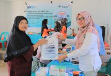 read news – Donor Darah di Kundur akan Diselingi Khitanan Massal Selain memberikan menggelar khitanan , paramedis dari PT Timah Tbk juga memberikan-pelayanan kesehatan gratis dan makanan tambahan bergizi kepada warga kundur. (Foto : abdi perdana - batamtv.com)