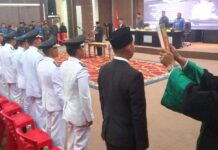 read news – 203 Pejabat Camat Hingga Lurah Dilantik Bupati Karimun Bupati Karimun, Aunur Rafiq melantik camat dan lurah di Kairmun . Acara di selenggarakan di Gedung Nilam Sari, Kantor Bupati Karimun, dilakukan Senin (17/7/2023). (Foto abdi perdana - batamtv.com)
