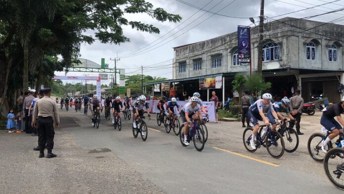 Anggota Polres Bintan lakukan pengamanan pada event balap sepeda internasional OCBC National Championships 2023 digelar Minggu (2/7/2023) di Bintan, Minggu (2/7/2023).  (Foto : abdi perdana - batamtv .com)