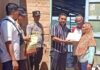 read news – Korban Angin Puting Beliung Dapat Bantuan Kanit Reskrim IPDA M. Nur (baju garis) bersama personel Polsek Moro menyerahkan bantuan sosial berupa sembako kepada korban sebagai bentuk kepedulian Polri kepada korban bencana alam, Senin tanggal 24 Juli 2023. (Foto : abdi perdana - batamtv.com)