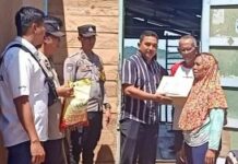 read news – Korban Angin Puting Beliung Dapat Bantuan Kanit Reskrim IPDA M. Nur (baju garis) bersama personel Polsek Moro menyerahkan bantuan sosial berupa sembako kepada korban sebagai bentuk kepedulian Polri kepada korban bencana alam, Senin tanggal 24 Juli 2023. (Foto : abdi perdana - batamtv.com)
