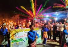 read news – Semarak Pawai Obor Peringati Tahun Baru Islam 1445 Hijriah di Bintan Suasana pawai obor memperingati Tahun Baru Islam 1445 Hijriah di Bintan. (Foto : abdi perdana - batamtv.com)