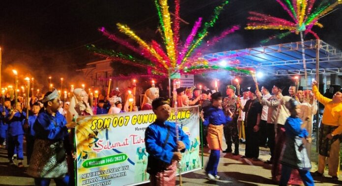 Suasana pawai obor memperingati Tahun Baru Islam 1445 Hijriah di Bintan. (Foto : abdi perdana - batamtv.com)