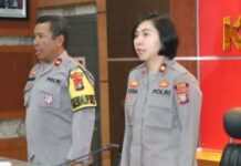 read news – Ops Patuh Seligi 2023, Wakapolres: Bersungguh-sungguhlah dan Beri Contoh Baik Wakapolres Karimun Kompol Petra C.K. Tumengkol (kanan) saat mnenghadiri latihan Pra Operasi (Latpraops) Patuh Seligi 2023, yang digelar Satlantas Polres Karimun Jumat (7/7/2023). (Foto : abdi perdana- batamtv.com)