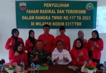 read news – Inilah Paparan Satgas TMMD ke-117 Kodim 0317/Tbk saat Beri Penyuluhan ke Siswa SMA Satgas TMMD ke-117 Kodim 0317/Tbk melaksanakan kegiatan Penyuluhan paham Radikal dan Terorisme kepada pelajar yang disampaikan Pasiterdim 0317/TBK Kapten Inf Pahrianto. Dia menyampaikan kegiatan ini merupakan sasaran non fisik TMMD ke-117 yang telah di programkan untuk kepada pelajar. (Foto : abdi perdana - batamtv.com)