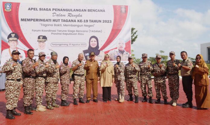   Gubernur Ansar Ahmad (tengah seragam cokelat) saat hadir di Ulang Tahun ke-19 Tagana Tingkat Provinsi Kepulauan Riau Tahun 2023  di Lapangan Apel, Kantor Gubernur Kepri, Dompak,  Tanjungpinang, Selasa (01/08/2023). (Foto : dwi susilo - batamtv.com)