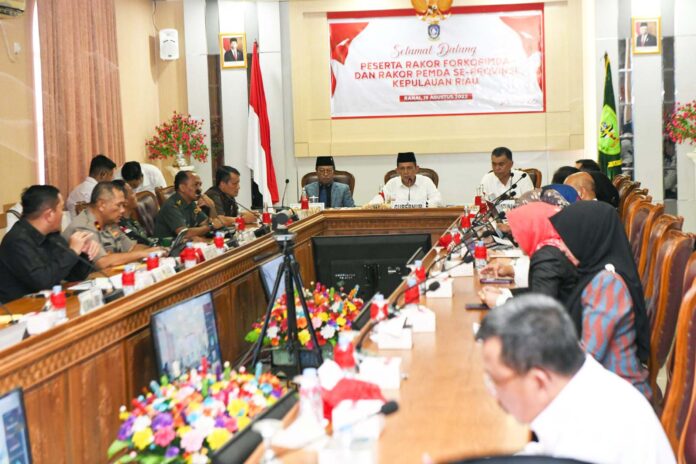 Gubernur Kepri Ansar Ahmad saat saat  memimpin rapat koordinasi (Rakor) Forum Koordinasi Pimpinan Daerah (FORKOPIMDA) dan Pemerintah Kabupaten/Kota se Provinsi Kepulauan Riau di Natuna, Rabu (16/80) (Foto : dwi susilo - batamtv.com)